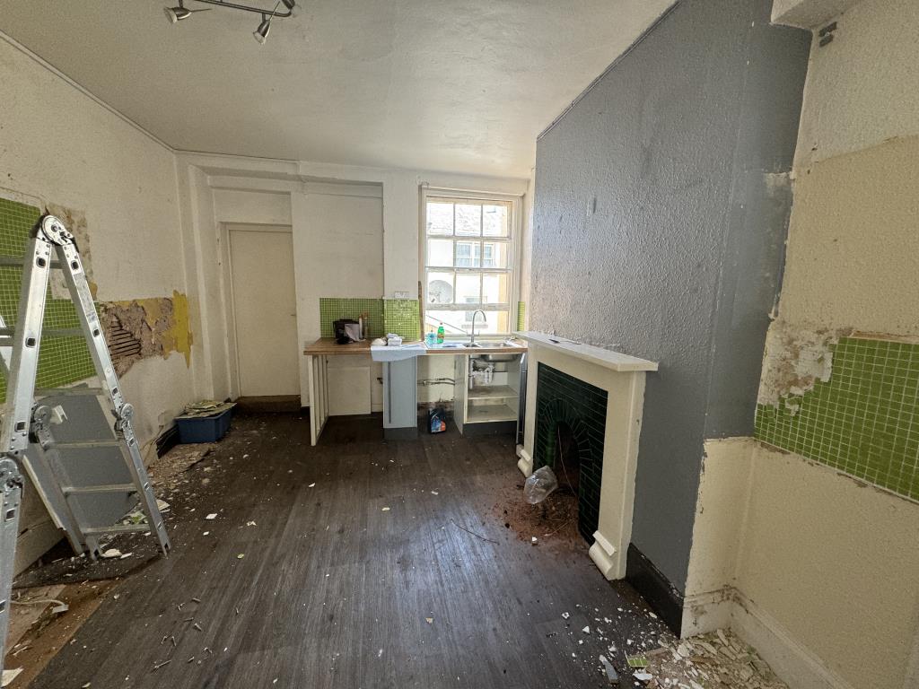 Lot: 58 - THREE STOREY TERRACED HOUSE FOR IMPROVEMENT - View of the kitchen on the first floor